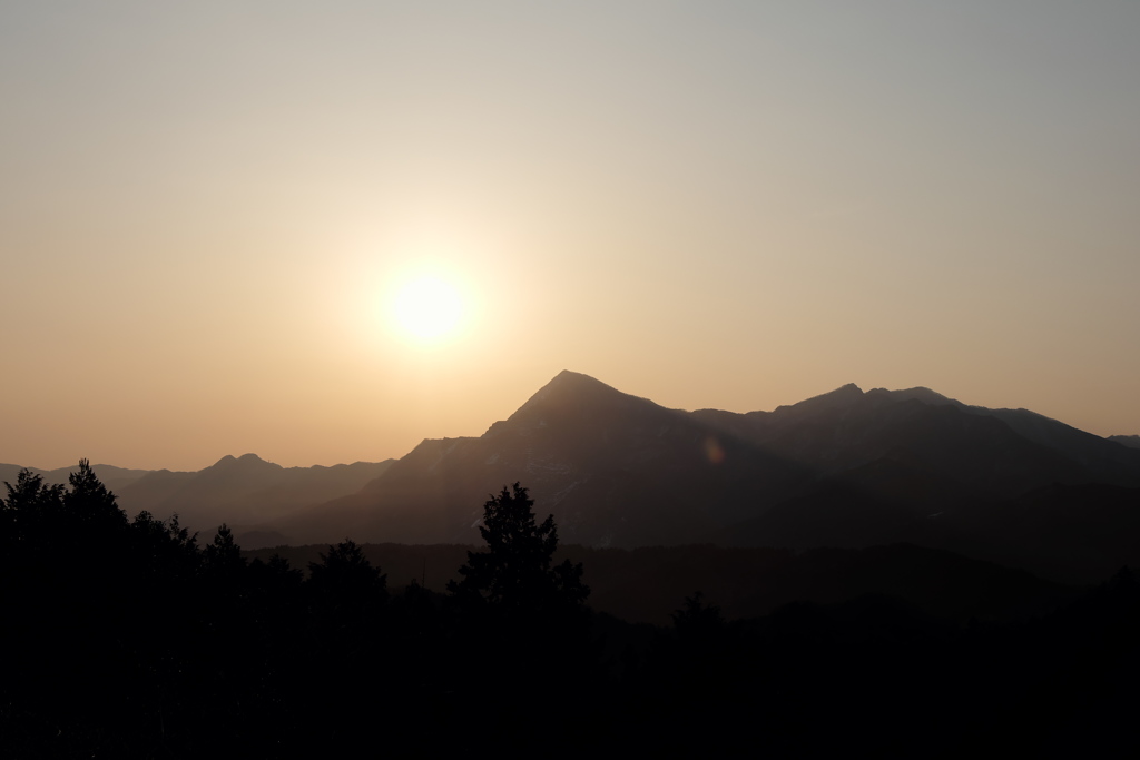 朝焼けの武甲山