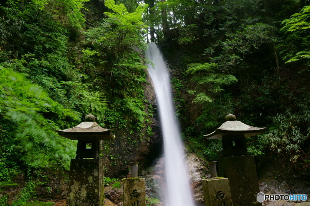 信仰の滝、投石の滝