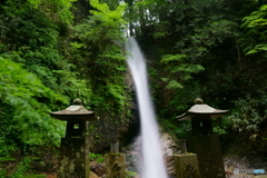 信仰の滝、投石の滝