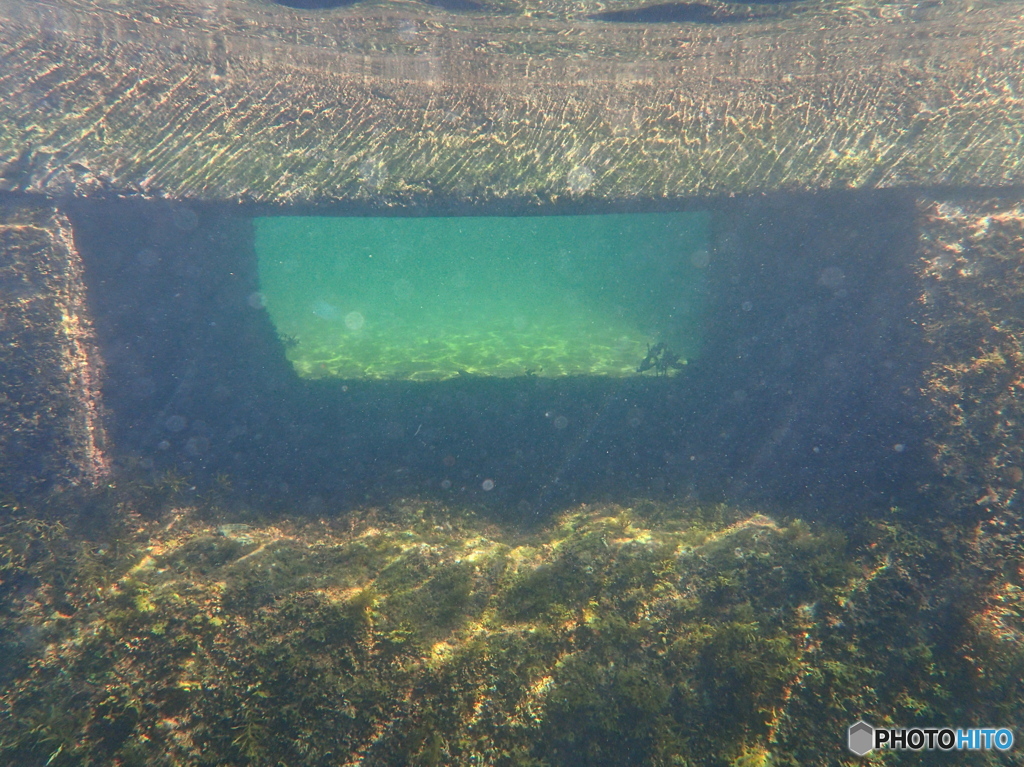 海水プールのトンネル