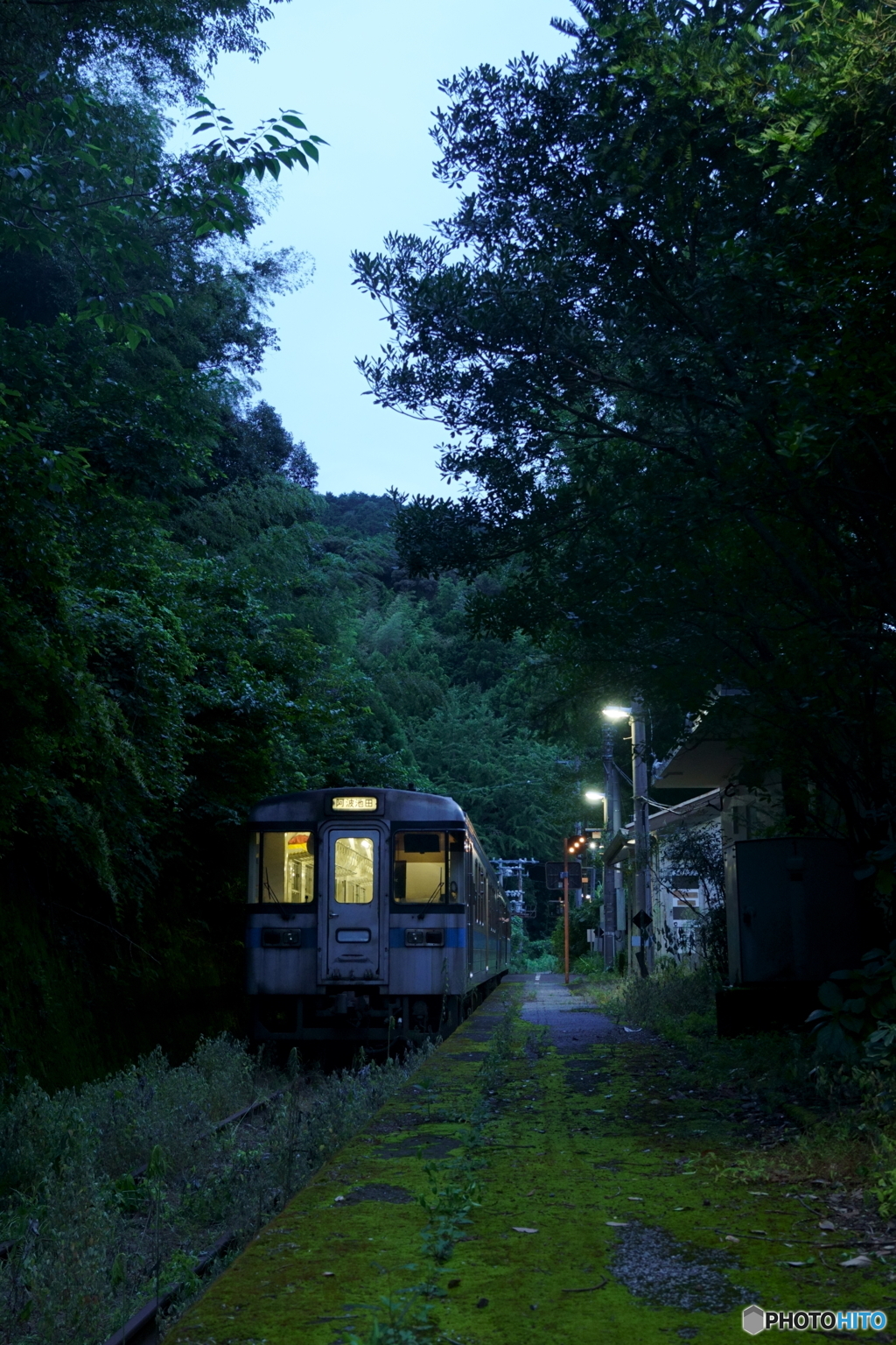 黄昏のスイッチバックの駅