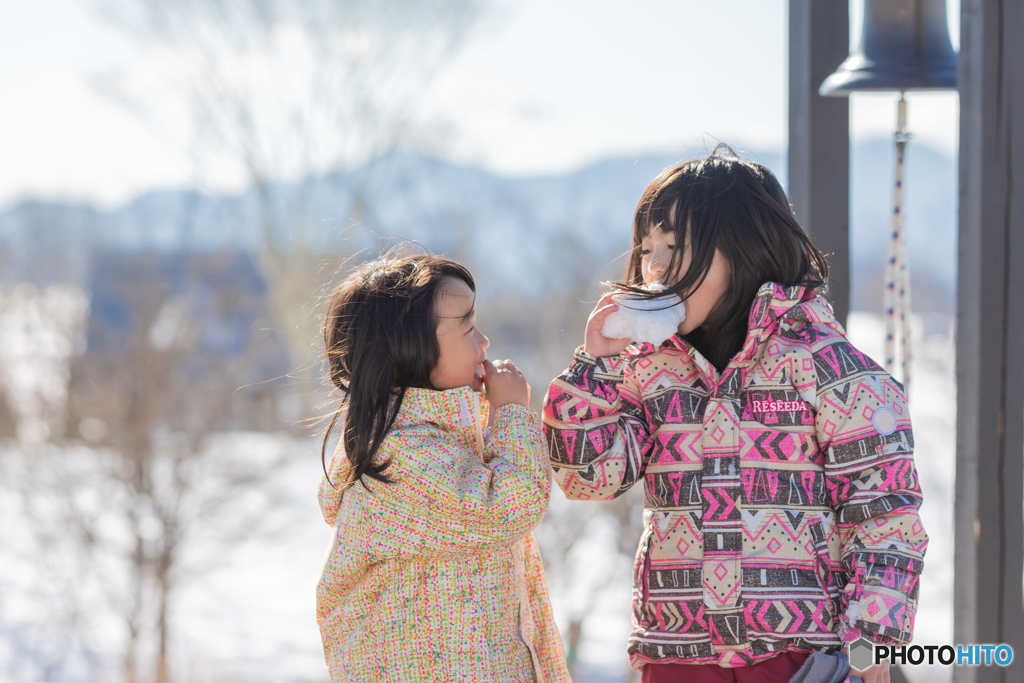 雪を食す二人