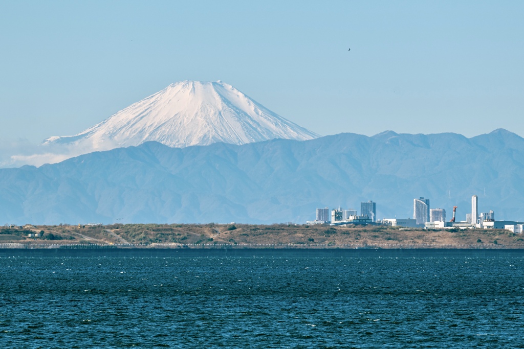富士と高層ビル