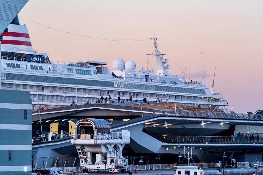 Twilight Yokohama 大桟橋と飛鳥Ⅱ