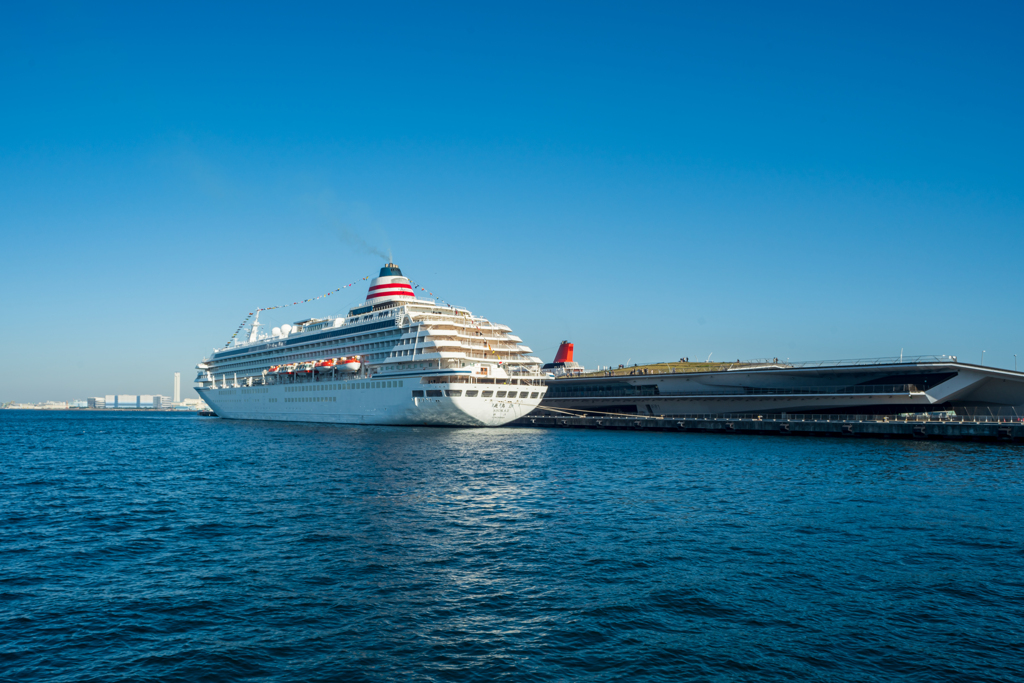 大桟橋と飛鳥Ⅱ