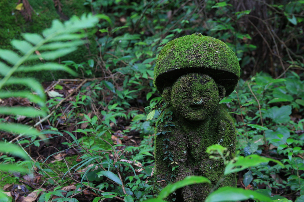 苔むすお地蔵さん