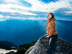 山の女神　視線が合う