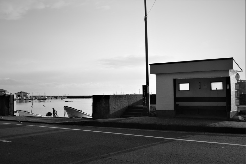 夕暮れのバス停