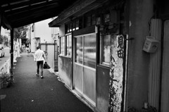 ボタン屋前