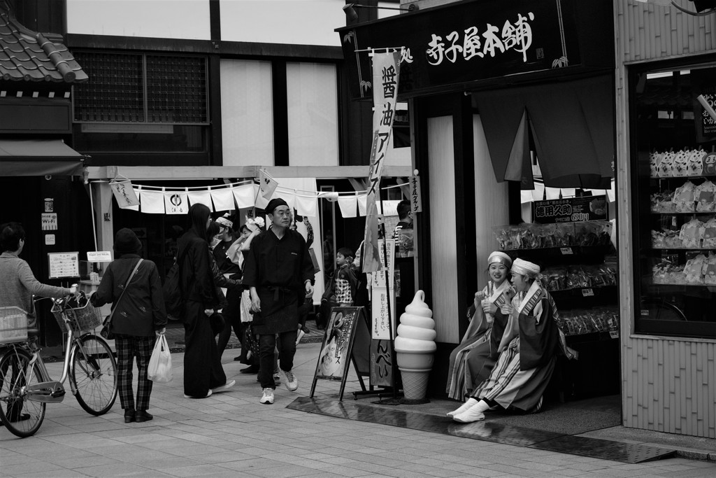 寺子屋本舗前