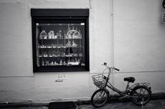 窓脇の自転車