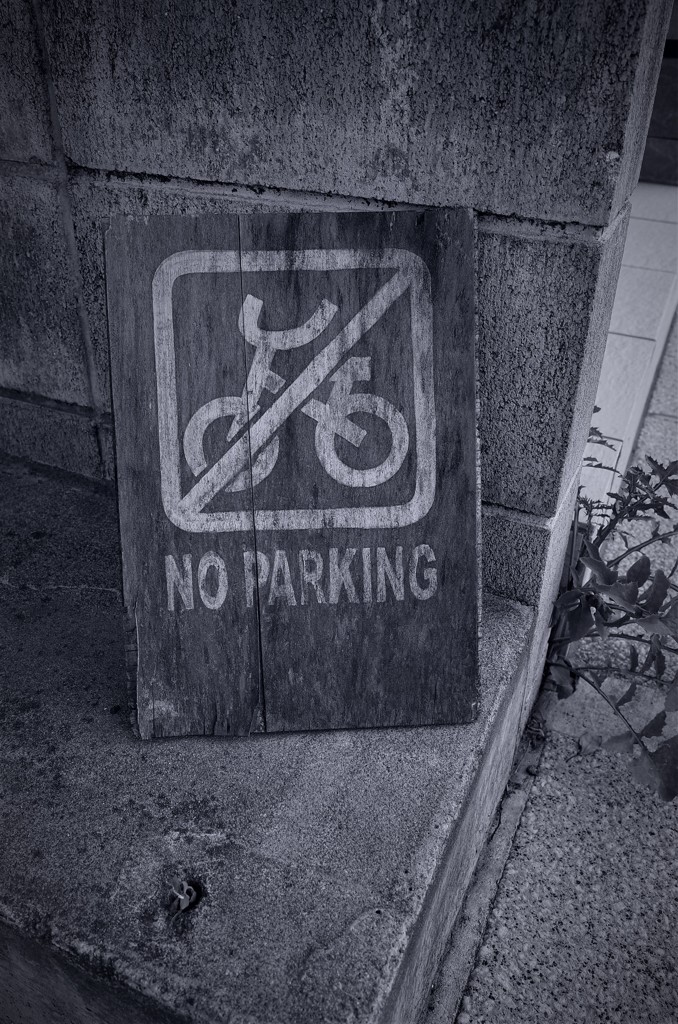 NO PARKING