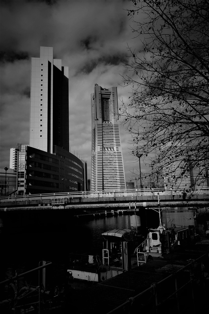ランドマークタワーが見える橋