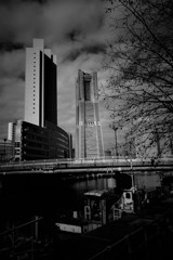 ランドマークタワーが見える橋