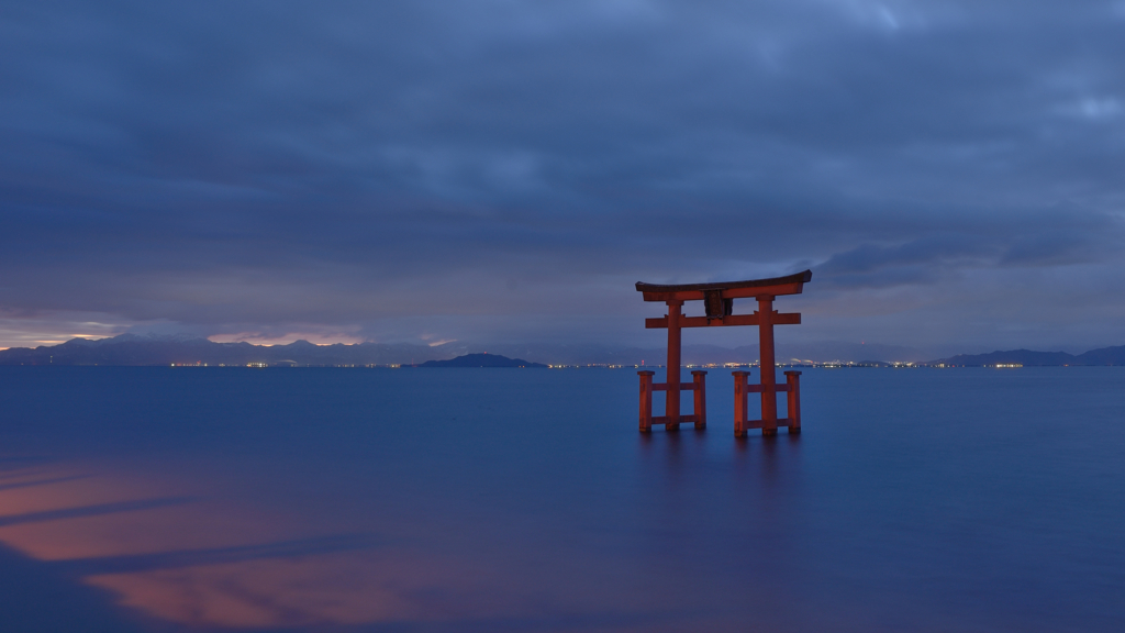 琵琶湖３　夜明け前の白髭神社
