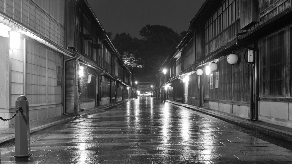 ひがし茶屋街２　雨の石畳