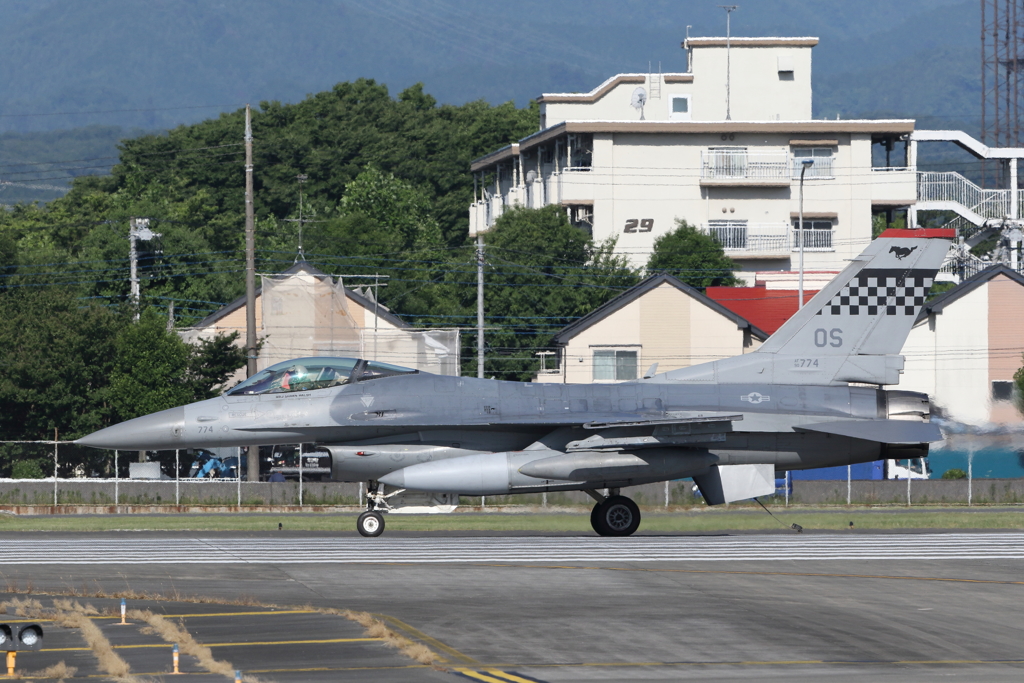 ワイヤーチェック待ちのF-16