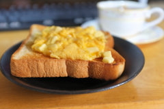 朝食のスクランブルエッグ