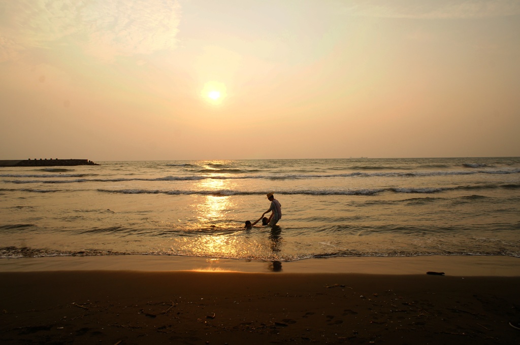 夕暮れ時の海辺にて