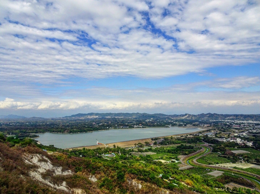 展望台から夏の貯水池を眺める