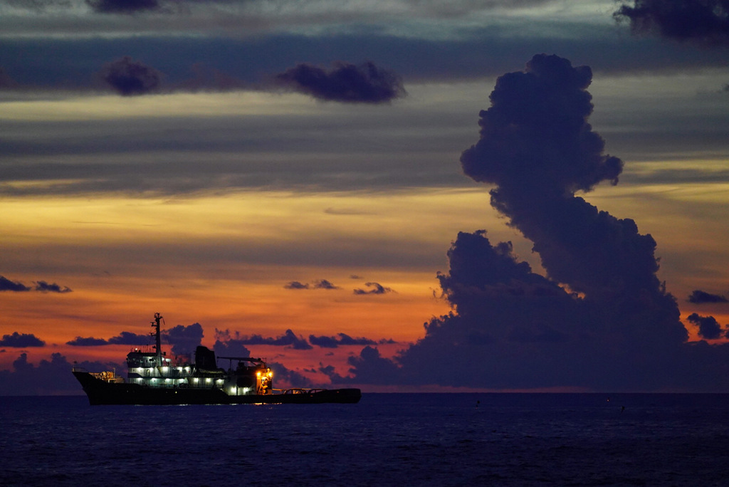 漁船とあひる雲