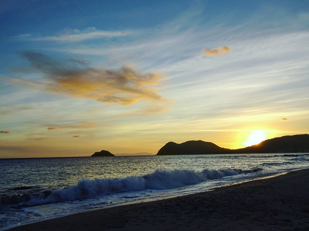 静かな海辺で夕暮れを