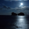 月光に照らされた円月島