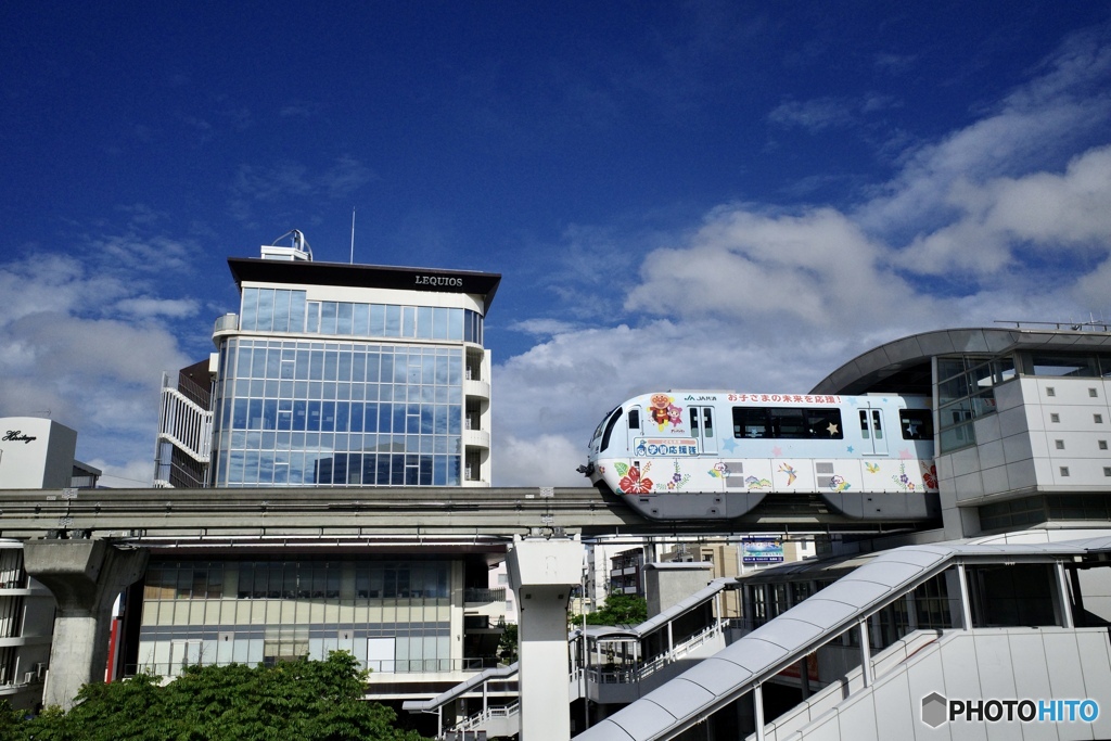 ゆいレールと夏空