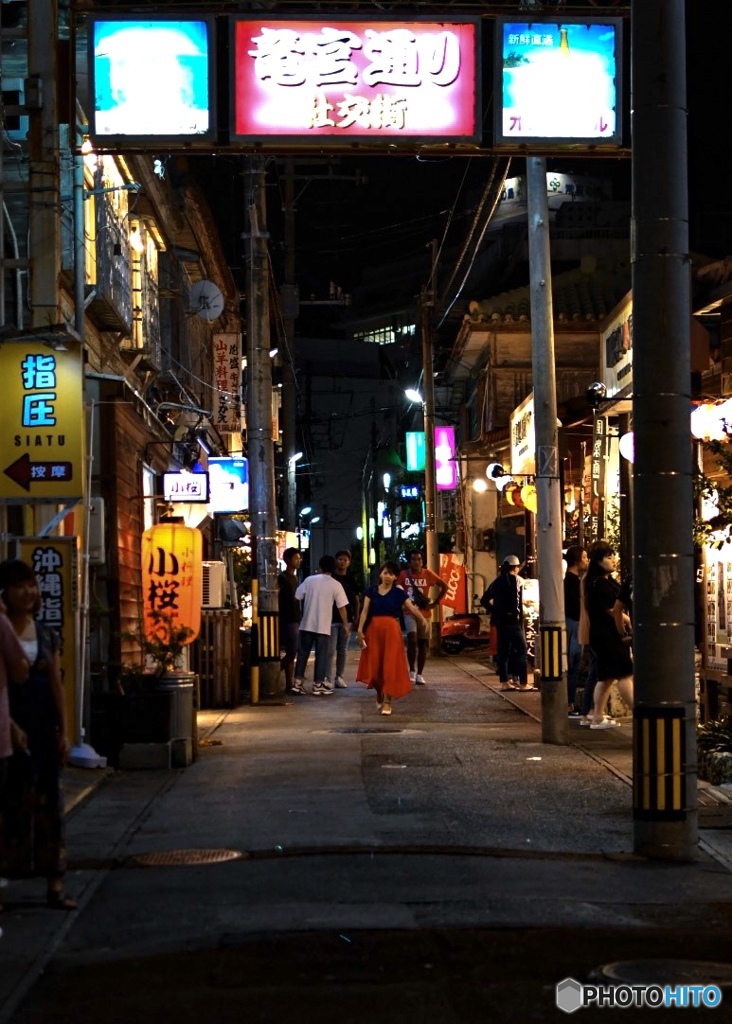 夜の竜宮城　颯爽と歩く