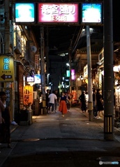 夜の竜宮城　颯爽と歩く