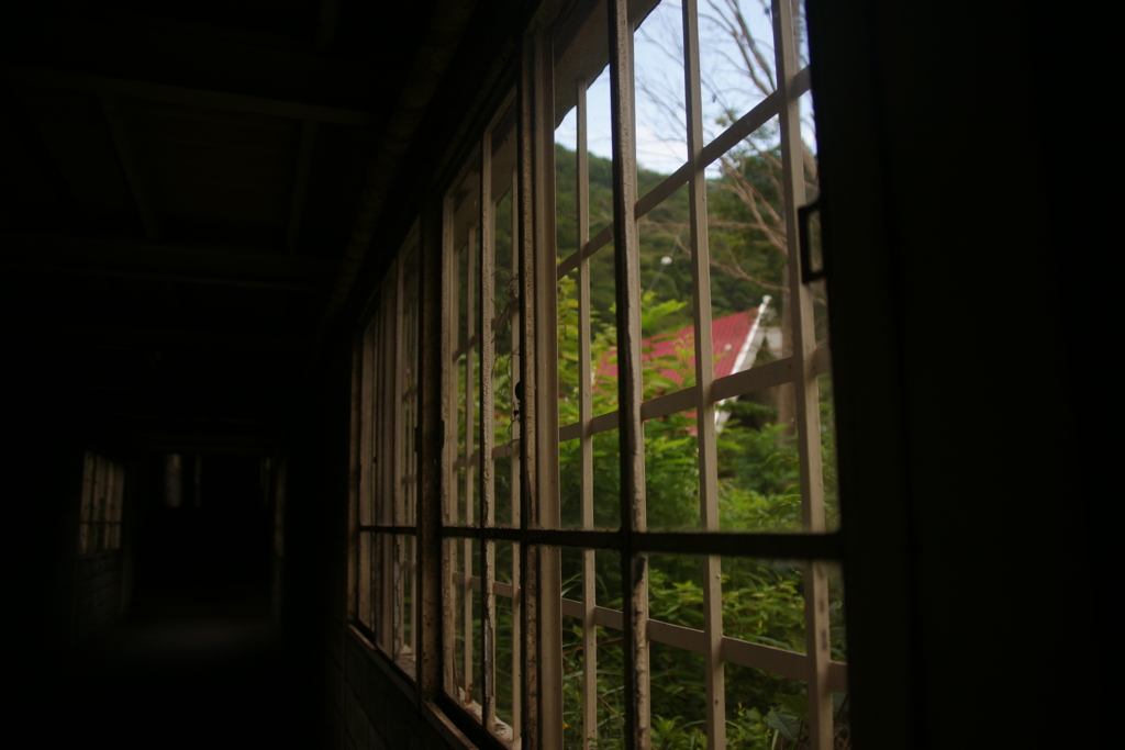 窓辺より駅舎を望む