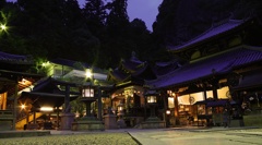 夜の宝山寺