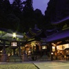 夜の宝山寺