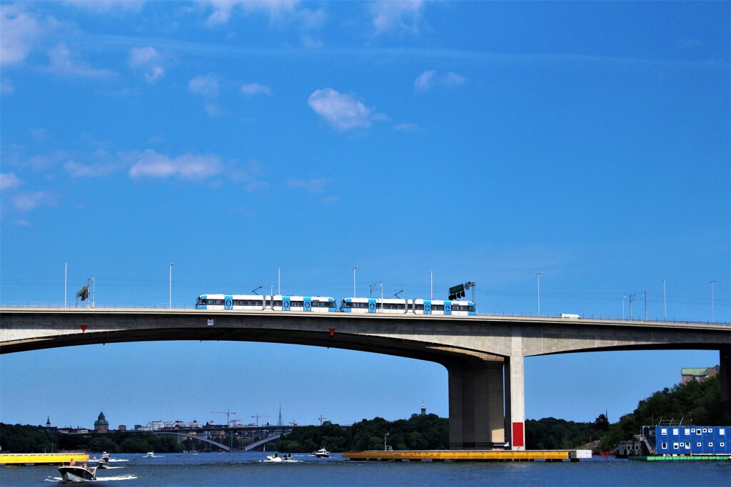 地下鉄が青空を行く