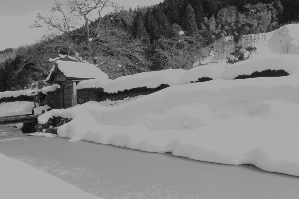 雪に埋もれた朝倉館