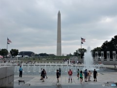 ワシントン記念塔が見下ろしているのは　　(第二次世界大戦記念碑　１）