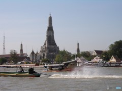 小舟で暁の寺（ワットアルン）へ　（タイの思い出）