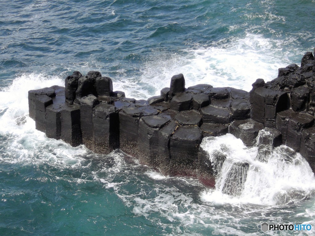 波に抗う柱状節理の岩　(済州島にて　2)