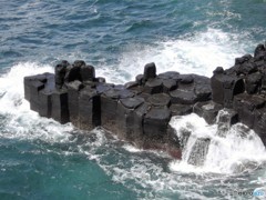 波に抗う柱状節理の岩　(済州島にて　2)