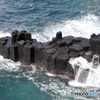 波に抗う柱状節理の岩　(済州島にて　2)