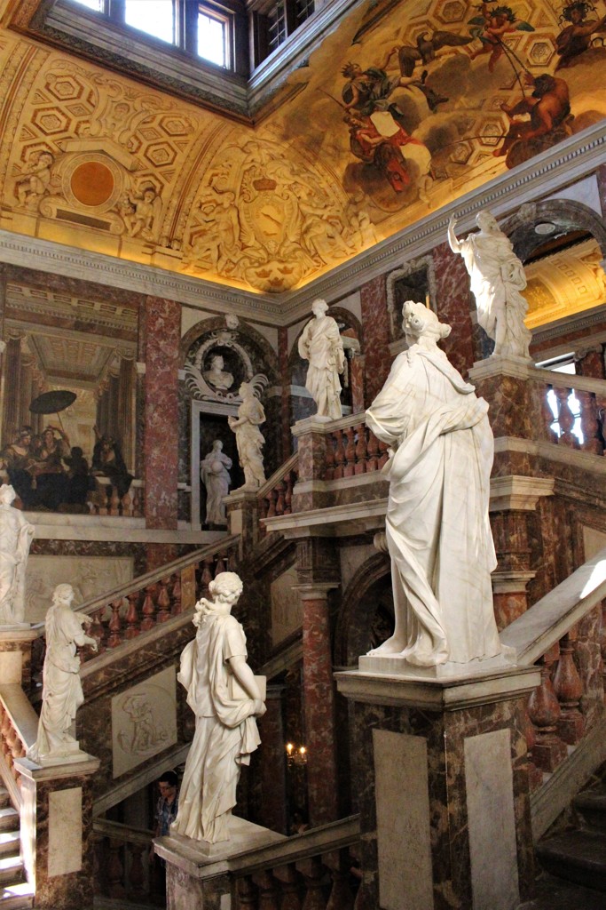 階段を囲む像たち　(ドロットニングホルム宮殿　２）