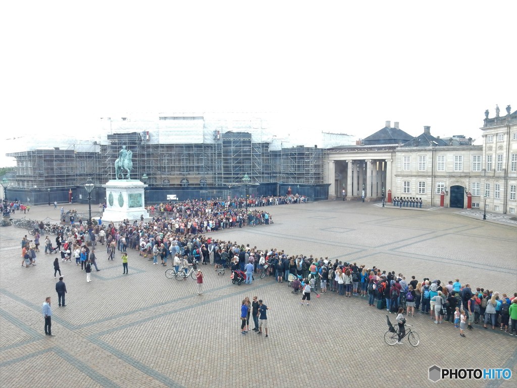 衛兵交代を待つ観光客　（コペンハーゲンの宮殿）