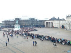 衛兵交代を待つ観光客　（コペンハーゲンの宮殿）