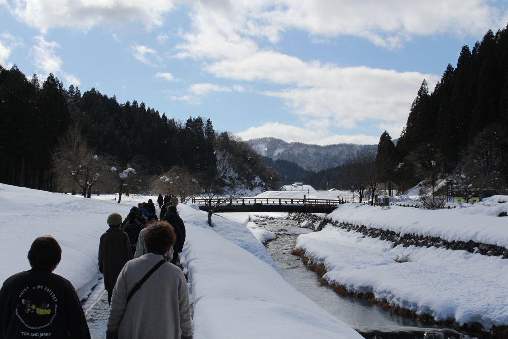雪の道をとぼとぼと