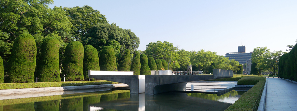 平和の池・平和の灯 wide