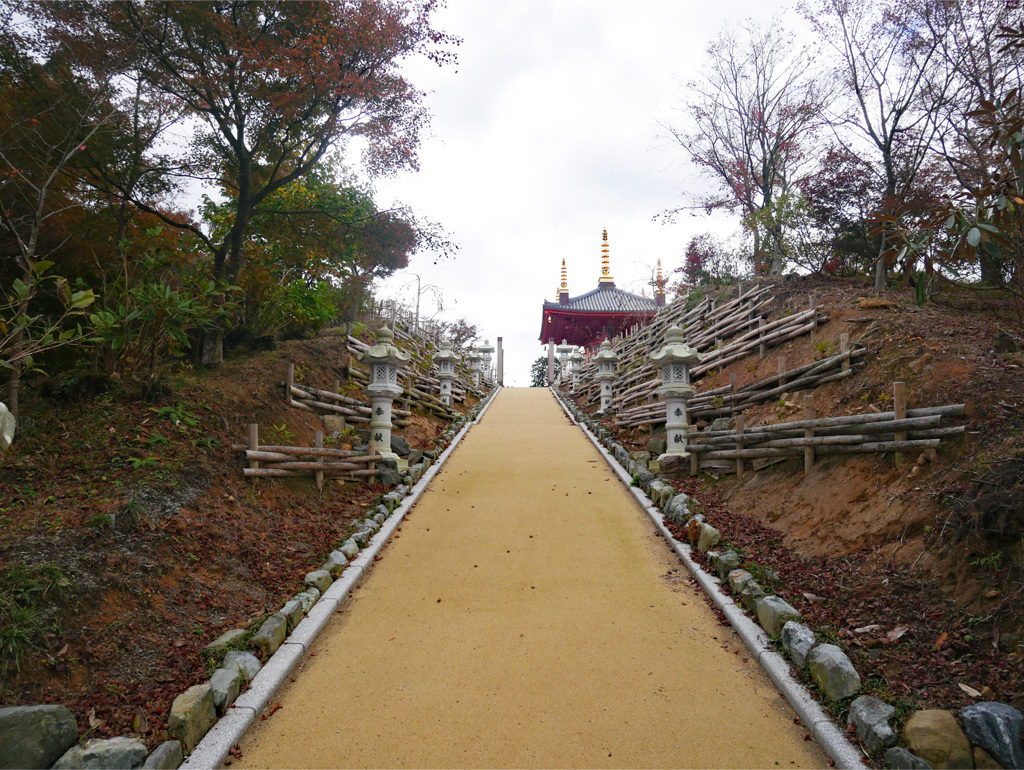 呑山観音寺 (40) 鐘楼堂付近から瑜祇大宝塔を見る