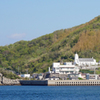 軍艦島クルーズ船から見た、カトリック神ノ島教会と、岬の聖母像