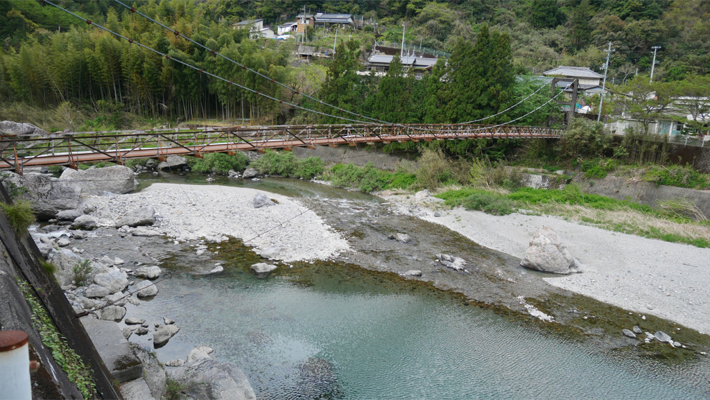 仁淀川に架かる吊り橋