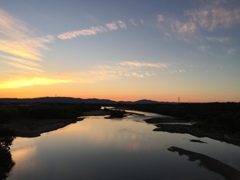 川と夕空