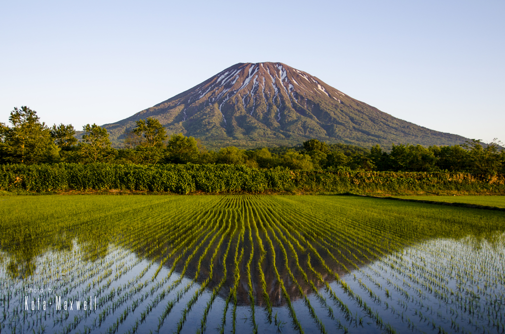 夕焼けに染まる逆さ蝦夷富士羊蹄山